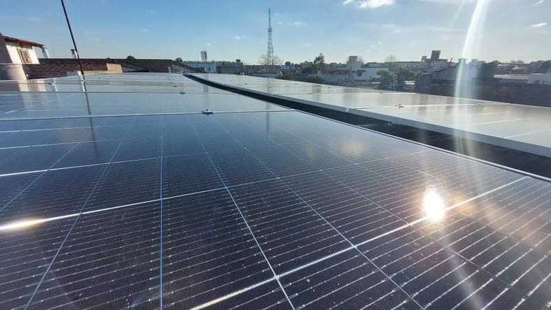 Planta industrial con instalación fotovoltaica